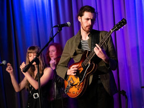 Q&A: Hozier sobre Tom Waits, poesia e a mistura de pop e política
