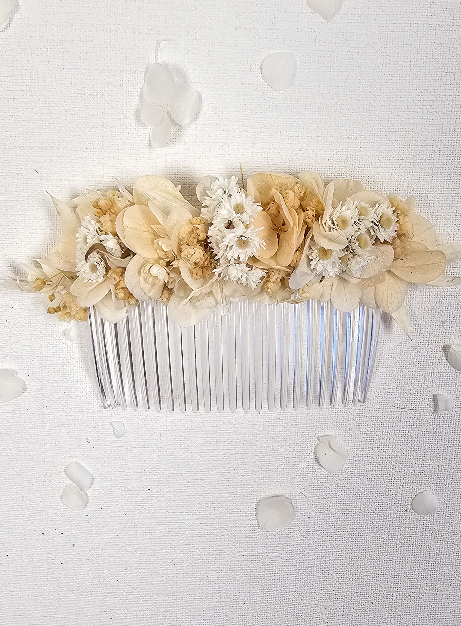 Haarkamm aus Trockenblumen in creme-beige / Brautschmuck - Haarschmuck - Blume im Haar -  Brautfrisur - Blumenschmuck Haar