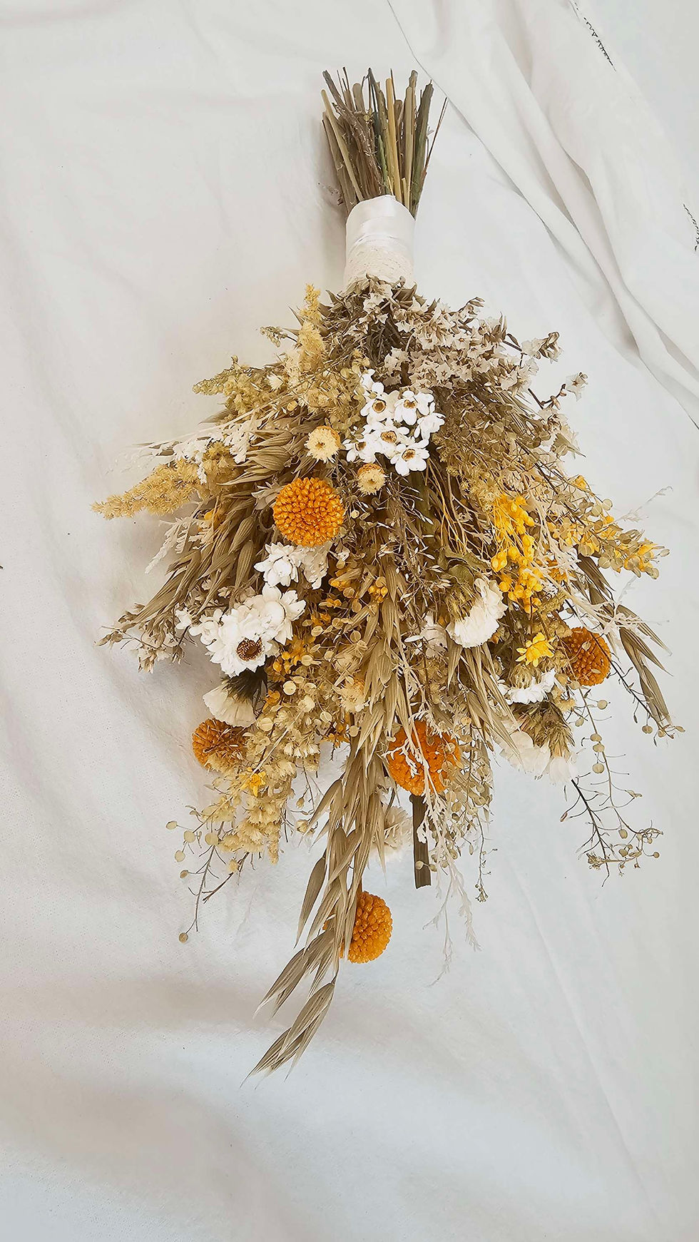 Miniaturbild: Hochzeits-Set Sonnenwiese: Brautstrauß, Haarreif und Anstecker aus Trockenblumen in Gelb, Grün  und Weiß im Boho-Stil.