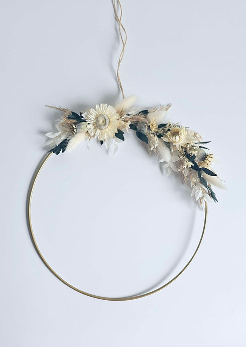 Minimalistischer Trockenblumenring mit cremefarbenen Blüten, Eukalyptus und Gräsern, dekorativ auf goldenem Metallring arrangiert