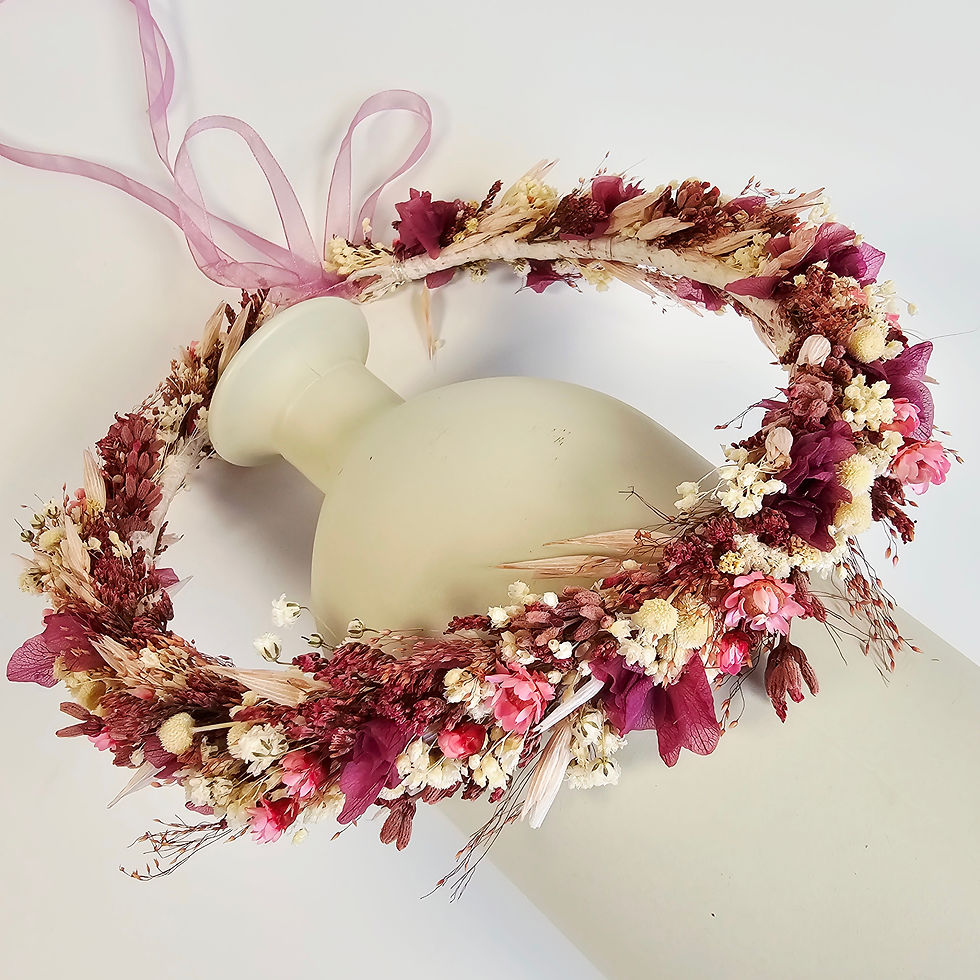 Miniaturbild: Blumenkranz für die Haare in Creme-, und Beeretönen. Das Material ist aus verschiedenen Trockenblumen gebunden und in 3 Größe