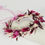 Miniaturbild: Handgefertigter Haarkranz aus Trockenblumen in Rosa, Beere und Weiß für Hochzeiten und Festival