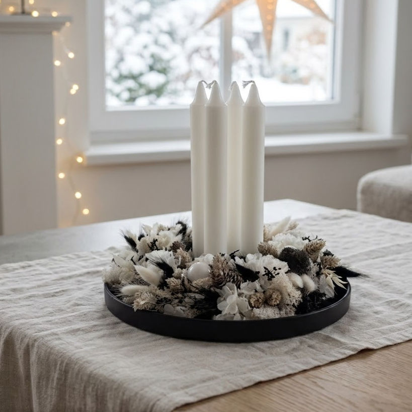 Moderner Adventskranz Trockenblumen in Schwarz & Weiß – Skandi Weihnachtskranz Set mit Kerzen & Metalltablett