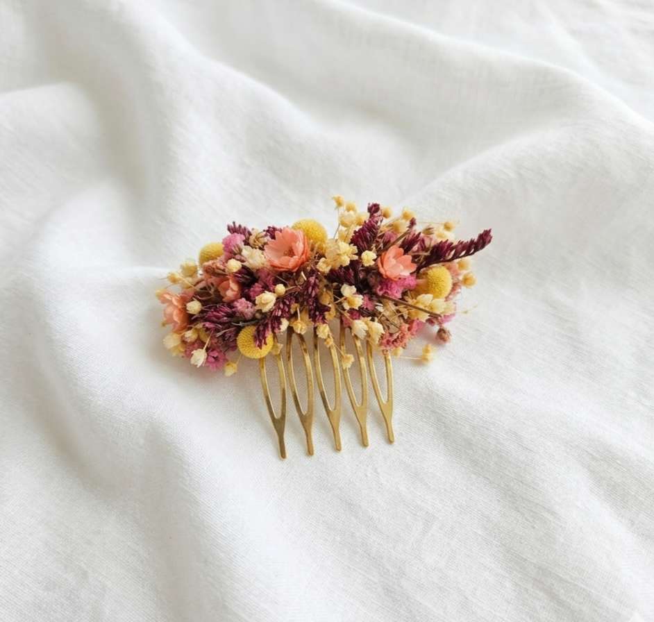 Miniaturbild: Handgefertigter Haarschmuck aus echten Trockenblumen, bestehend aus Haarkämmen und Haarnadeln in Rosa, Hellgelb und dezentem