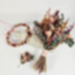 Nahaufnahme Brautstrauß Trockenblumen weinrot rosa braun mit Eukalyptus auf weißem Hintergrund.