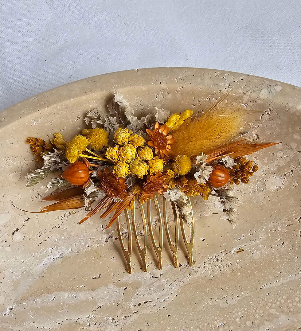 Miniaturbild: Hochzeits-Set Sonnenfeuer: Brautstrauß, Haarkranz und Anstecker aus Trockenblumen in Gelb, Terracotta und Weiß im Boho-Stil.