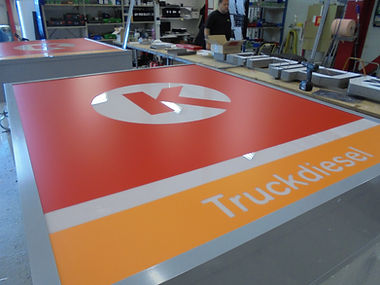 ljuslåda ljuslådor fasadskylt reklamskylt skyltlogga duklåda akrylfront p10 profil10 takhängd vägghängd flaggskylt skräddarsyddskylt svenstillverkad skylt