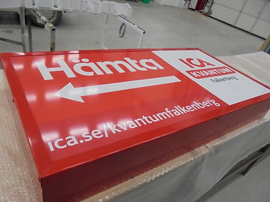 ljuslåda ljuslådor fasadskylt reklamskylt skyltlogga duklåda akrylfront p10 profil10 takhängd vägghängd flaggskylt skräddarsyddskylt svenstillverkad skylt