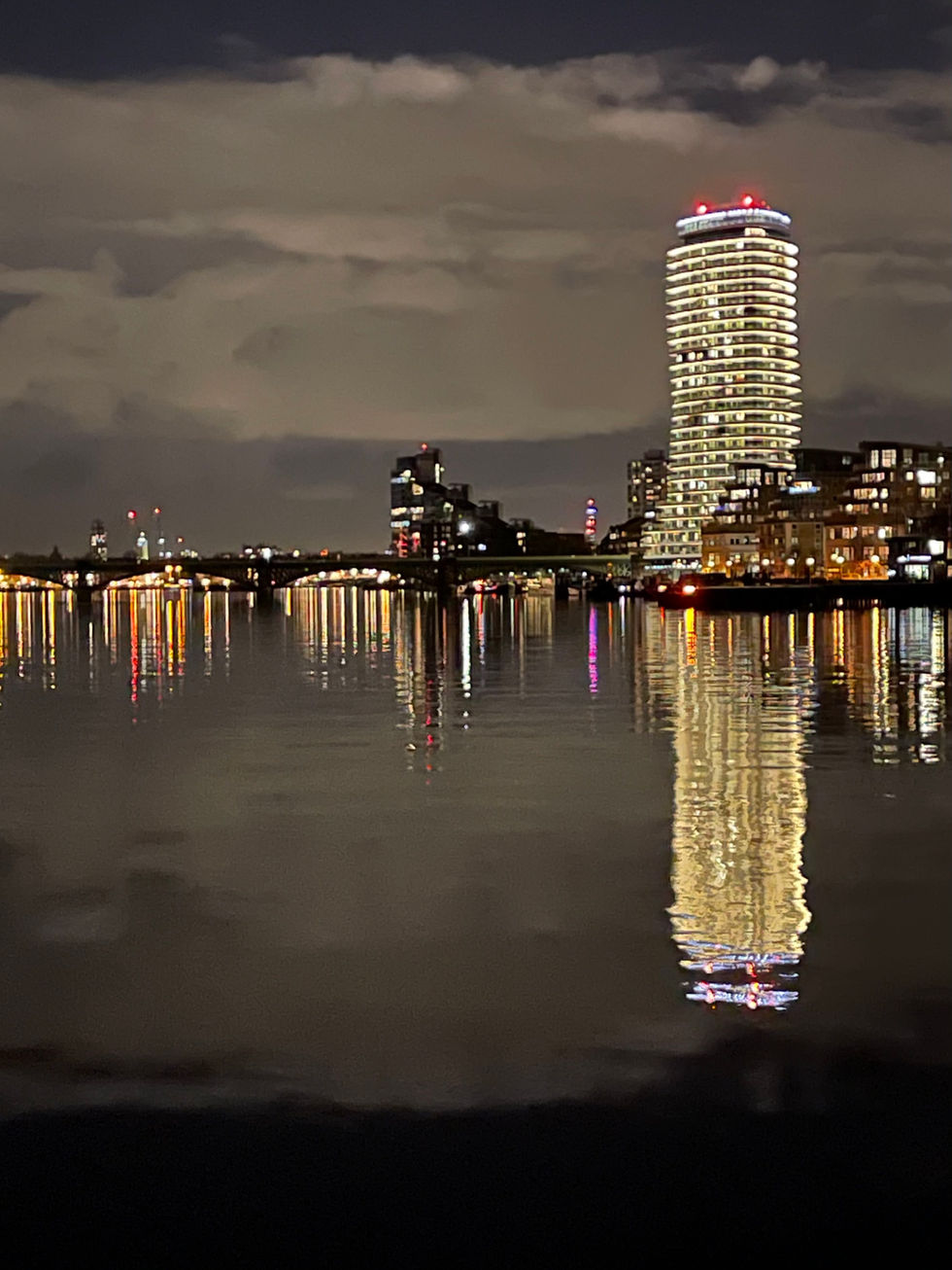 A wonderful new building with a great reflection. battersea london hotel