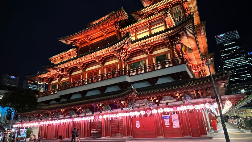 Buddha Tooth Relic Temple in China Town, Singapore

