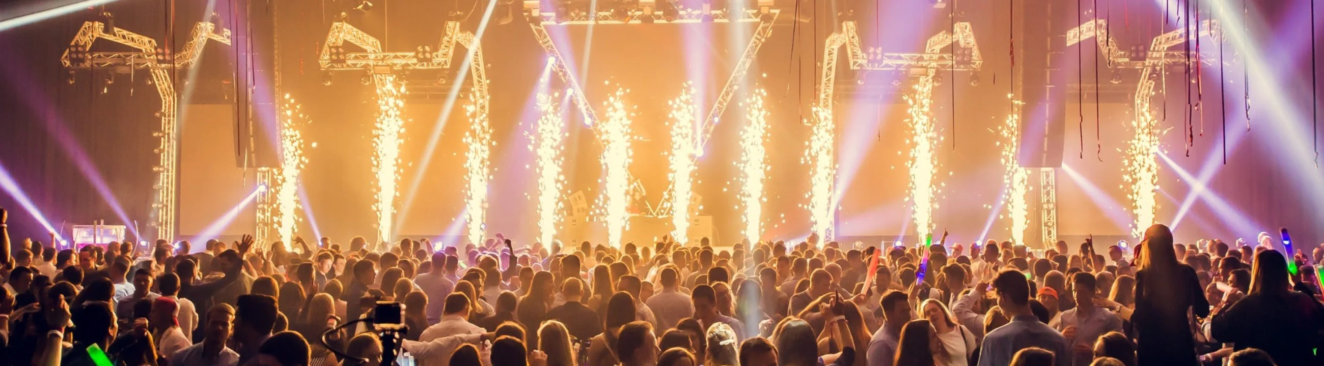 sparkular-jet-var-83-gold-evenement-feu-artifice-intérieur-antibes-yacht-nice-cannes.webp