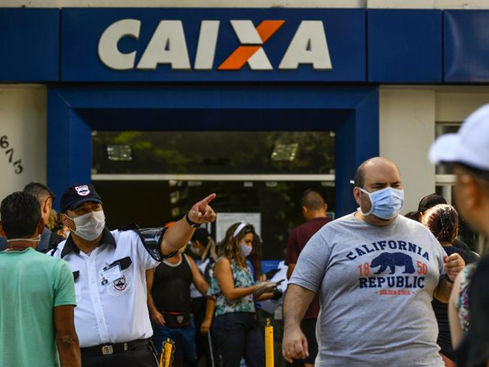 Centralizar auxílio de R$ 600 na Caixa criou fila e atraso, dizem analistas