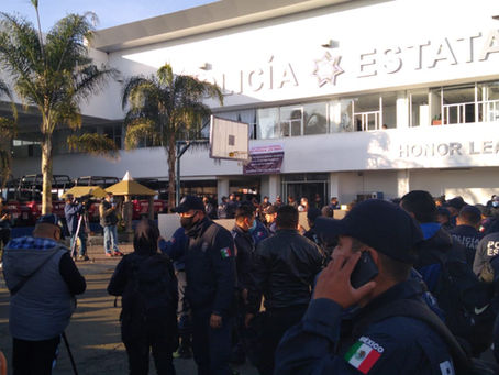 Realizan paro policías estatales; exigen aumento salarial