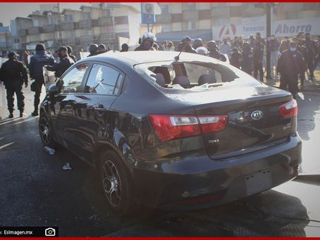 Se enfrentan policías y conductores de taxis ejecutivos en la China Poblana