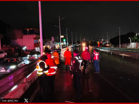 Quedan atrapados dos vehículos por inundación en el Puente de Santa Ana