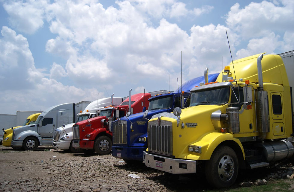 Lote con camiones robados cateado en Amozoc. Foto: Especial