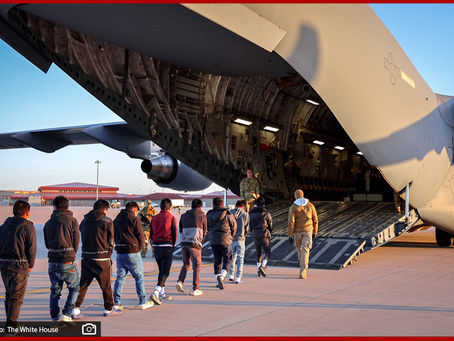 Estados Unidos inicia vuelos de deportación en aviones militares