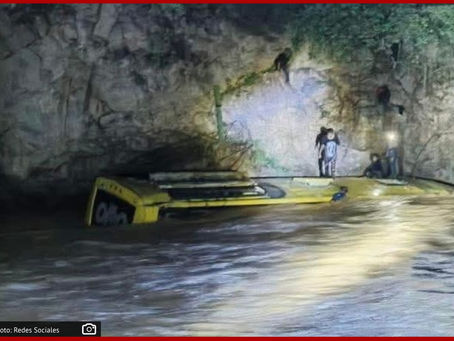 Siete muertos y 16 heridos, tras caída de autobús al río, en la ruta Puebla-Tlapa