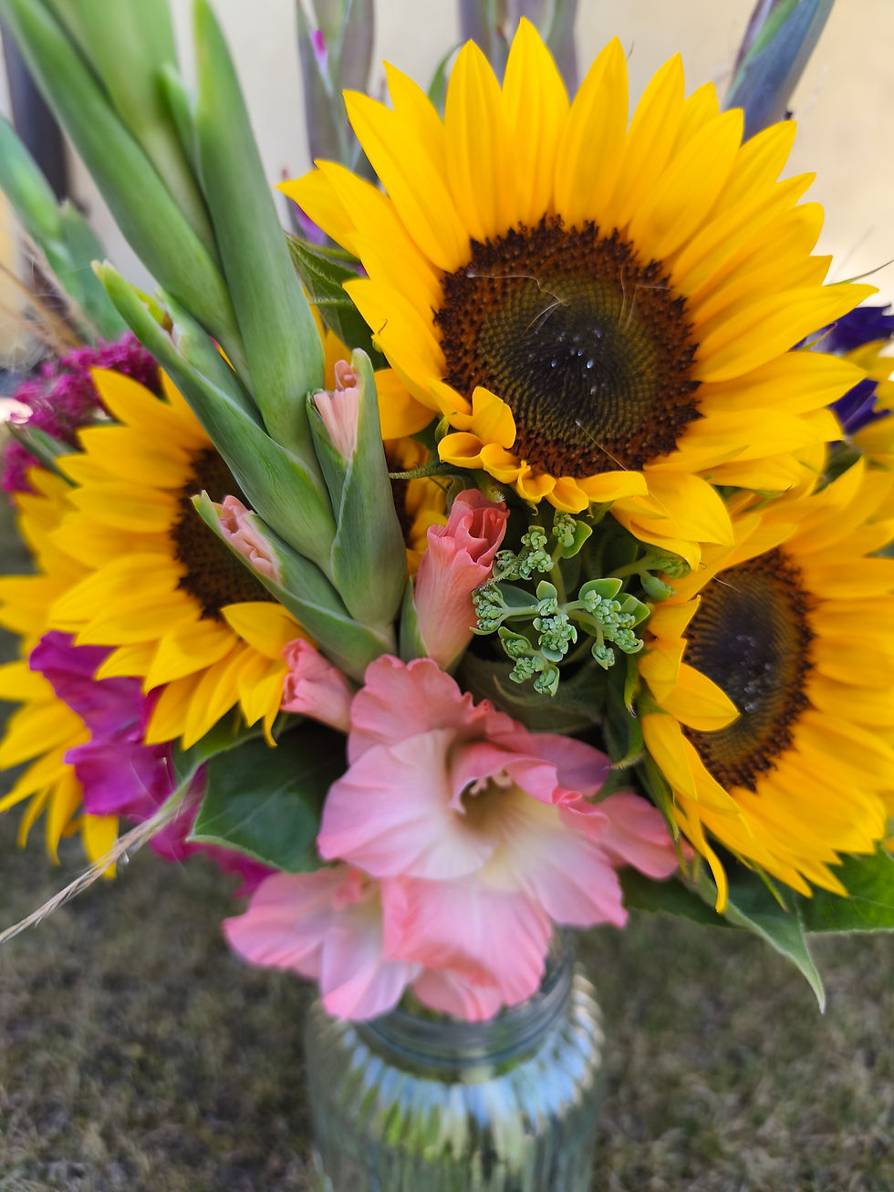 Sommerstrauß aus Sonnenblumen, Gladiolen, Fetthenne und Spornblumen vom Blumenfeld zum Selbstschneiden