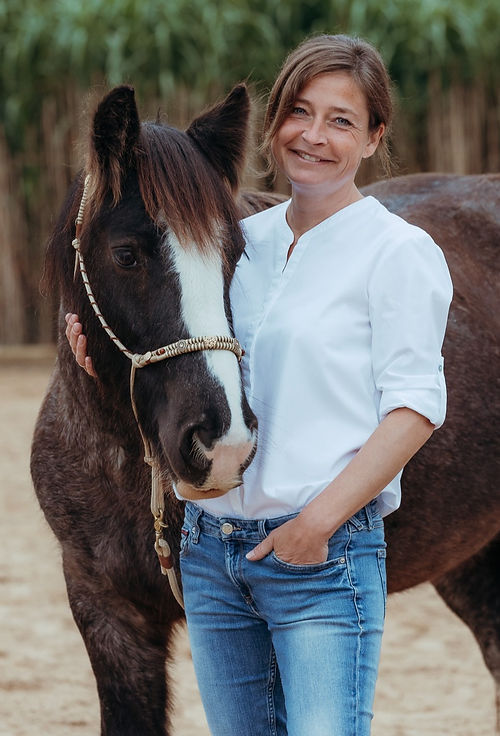Frau mit Pferd