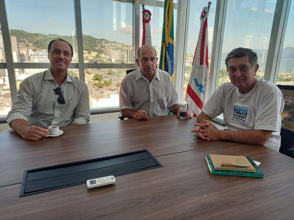 Na foto vemos o Prefeito Topázio Silveira Neto, Presidente da ACE Professor Roberto de Oliveira e o representante de entidade vinculada à pesquisas e extensão do LabFSG, da UFSCA Advogado Roberto Bessa dos Santos.
