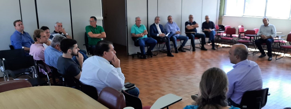 Nesta foto vemos em segundo plano, a representação do COMDES com o Presidente da ACE - Professor Roberto de Oliveira Ph.D. à direita; logo em primeiro plano levemente à frente, fala o Secretário de Estado da Infraestrutura e Mobilidade em Santa Catarina - Tenente-Coronel da Polícia Militar de Santa Catarina