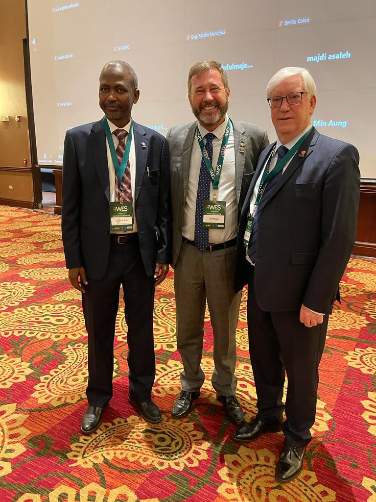 Joel Krüger com o presidente José Vieira (dir.), engenheiro português que toma posse hoje na Fmoi/WFEO; e Mustafa Shehu, nigeriano eleito para assumir a presidência da federação a partir de 2025