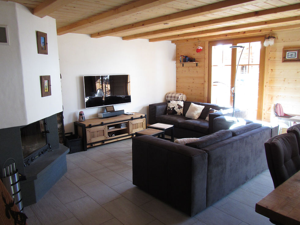 Salon avec coin cheminée