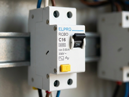 Magnetotermico Differenziale: Guida a Curve, Sigle e Piani a Induzione