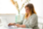 Frau arbeitet an Laptop