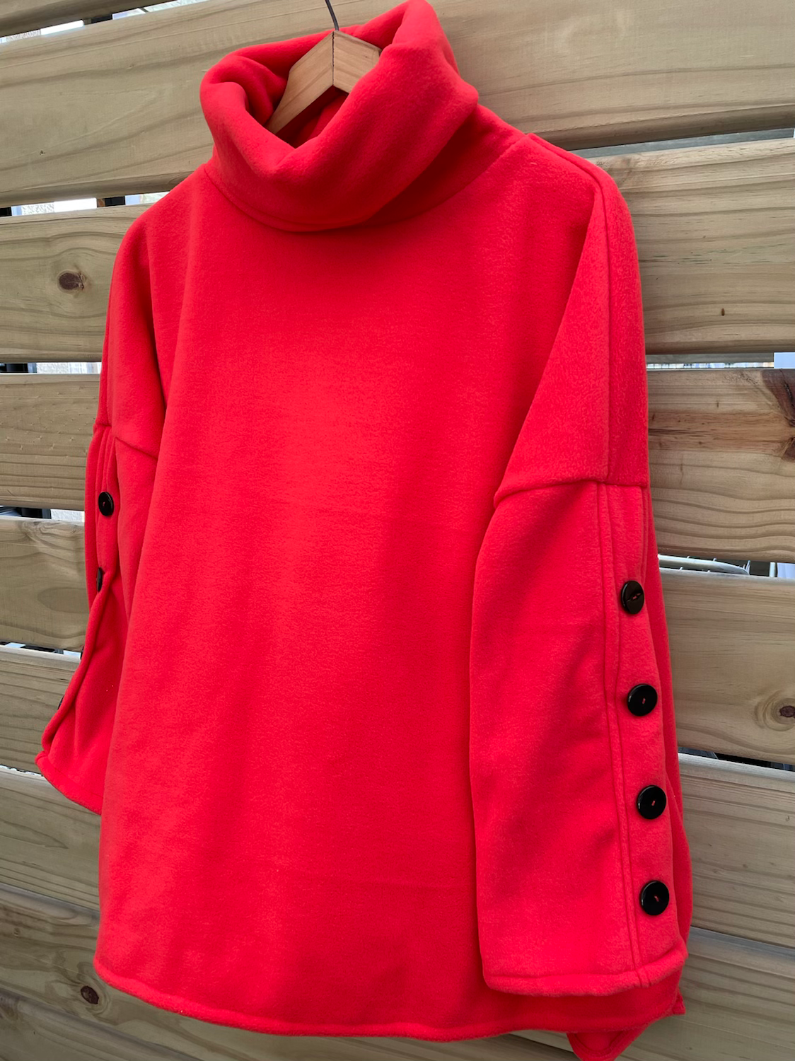 Poleron en tela polar con botones en mangas 