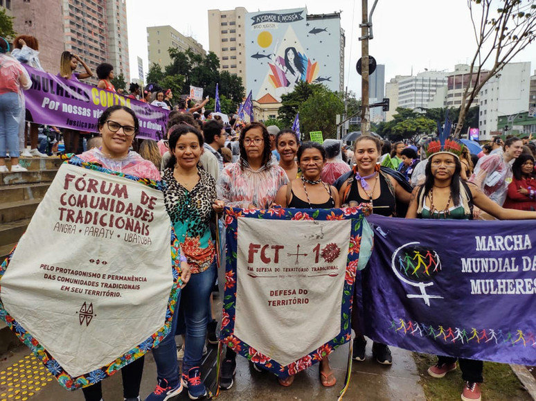“O abre alas que as mulheres vão passar...”