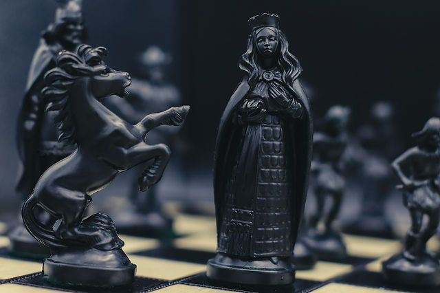 A morte olha para um tabuleiro de xadrez com peões e um rei jogo de vida e morte ai
