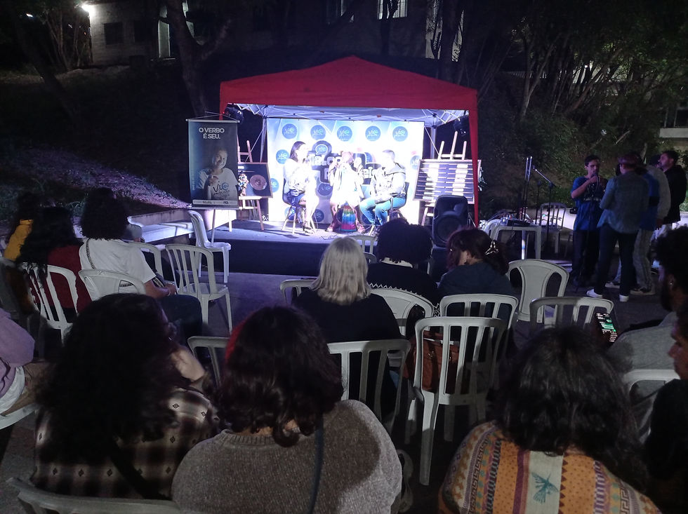 Palco Expresse-Se! no pátio do Bloco C reuniu poetas, saraus, debates e música de artistas locais/Foto: divulgação