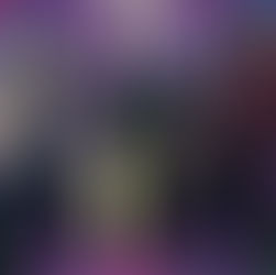 Membros da Zombrain posando em fundo psicodélico