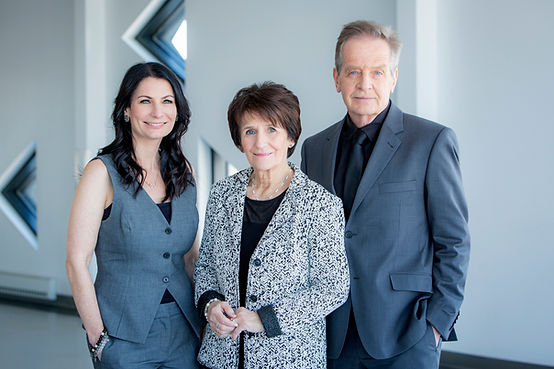 Mme Peggy Poulin, Michèle Veilleux et Raymond Poulin mènent le Manoir du Quartier dans un esprit familiale.