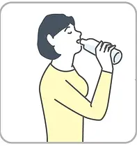 尿路結石治療のために飲水する女性