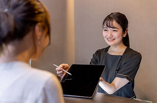 内科・泌尿器科もりもとクリニックの受付では、八尾市の皆さまを温かくお迎えします。