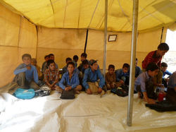 Q- Schulkinder in den Zelten