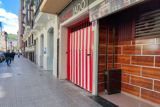 Un garaje con los colores rojiblancos clásicos del Athletic y la ciudad de Bilbao
