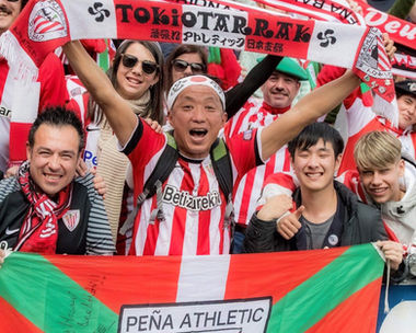 Masami con su inconfundible cinta japonesa rodeado de hinchas rojiblancos