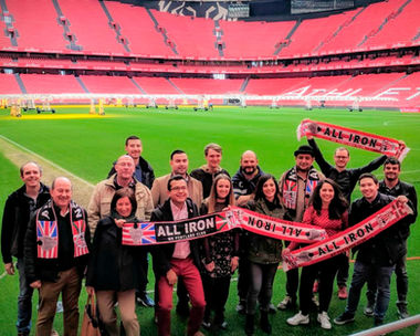 Gaizka Atxa (en el centro) y algunos socios de la peña Mr Pentland Club durante una visita a San Mamés