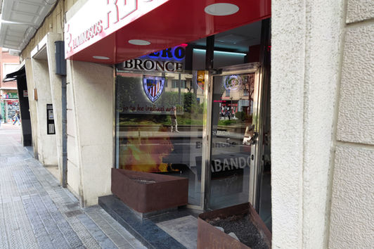 Escaparate de una tienda con el escudo del Athletic Club