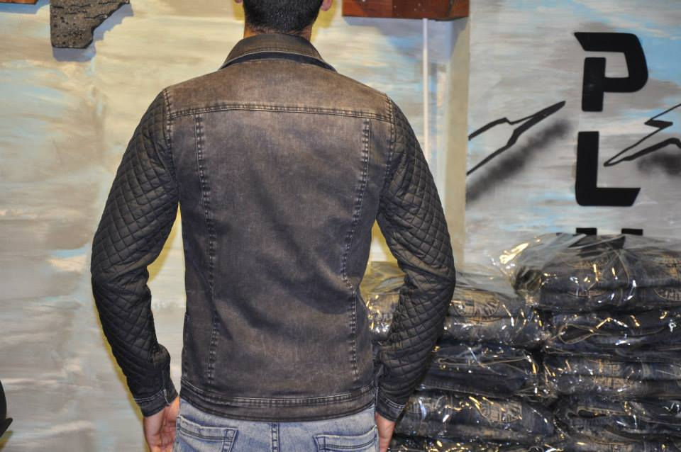 куртка джинсовая с черными рукавами