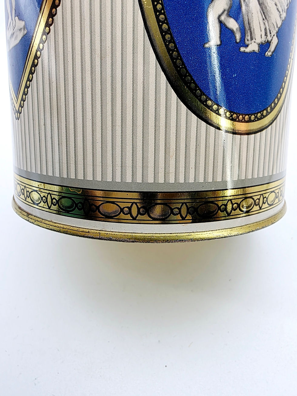 Thumbnail: Vintage Wedgwood Style Biscuit Tin Huntley Boorne Stevens C1970 17cm