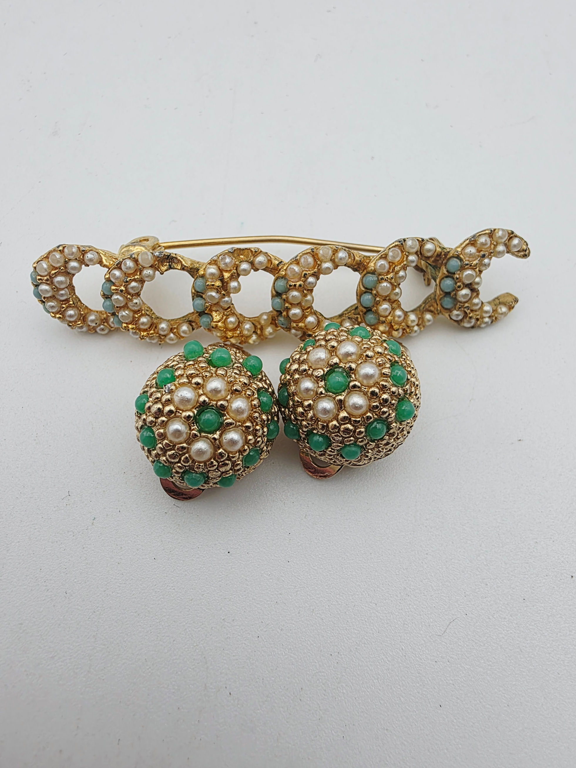 Vintage 1950s Simulated Pearl Green Cabochon Brooch Clip On Earrings Set