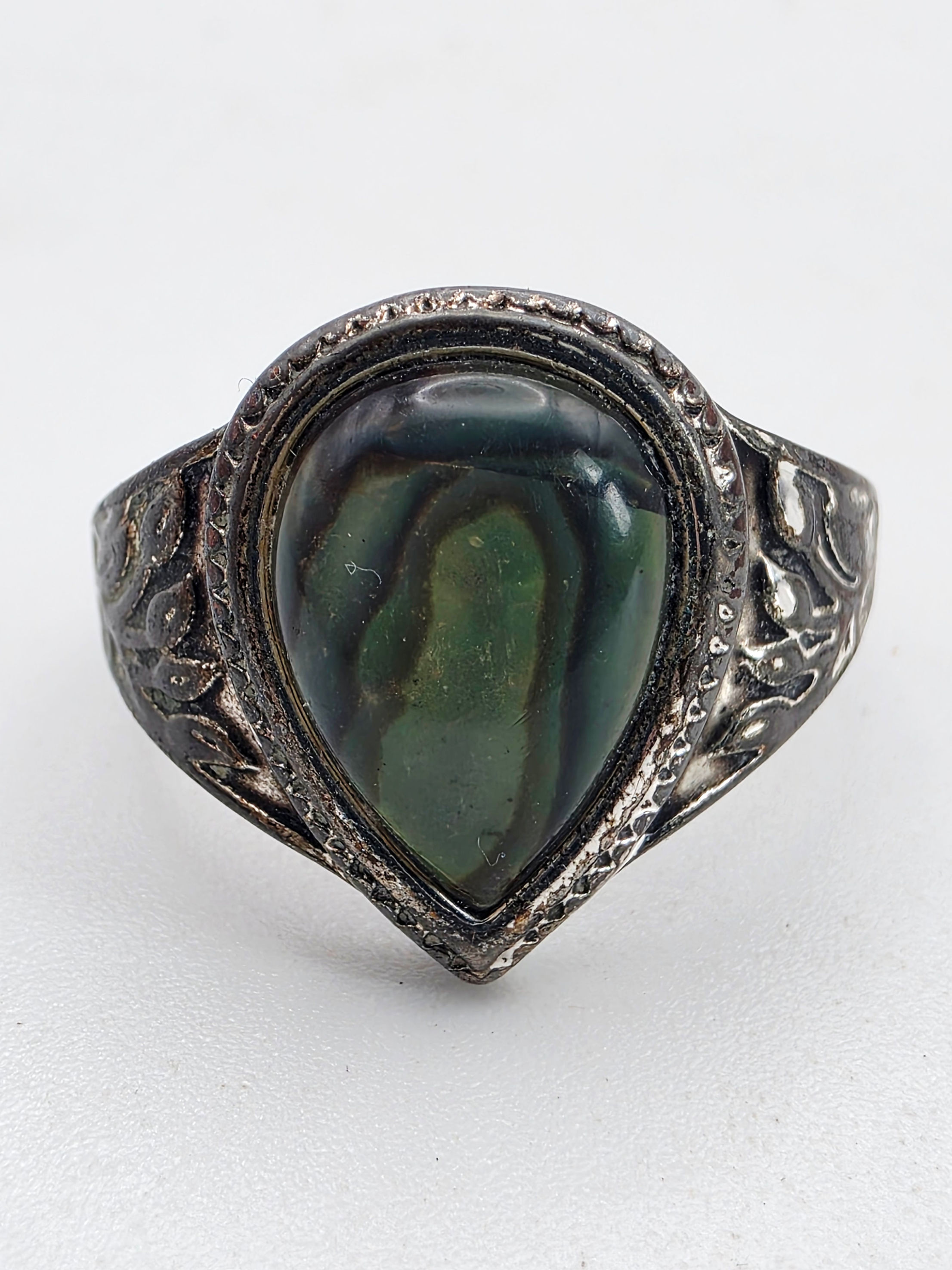 Vintage Silver Tone Green Banded Glass Teardrop Ring Size R Y2K Boho