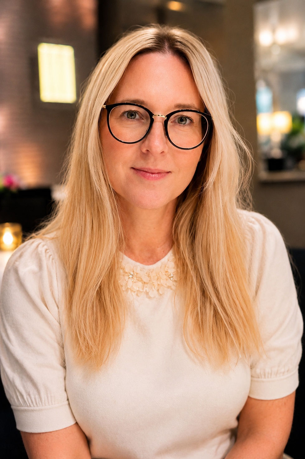 Porträt einer Frau mit blonden Haaren und Brille