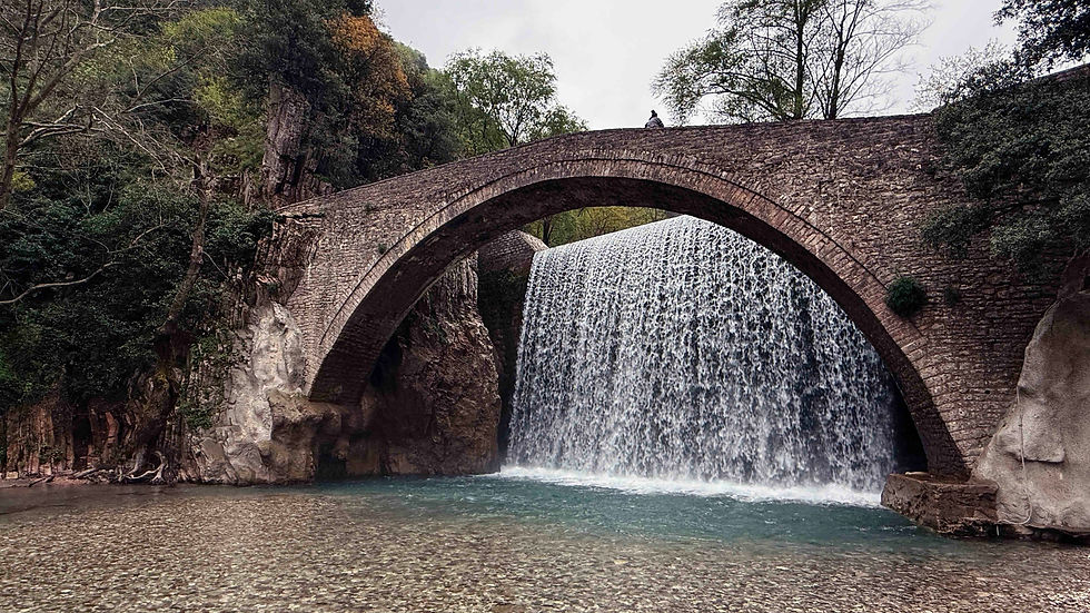 Steinbrücke und Wasserfall Palaiokarya im Pindos-Gebirge