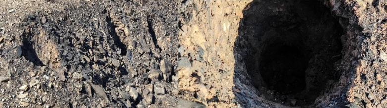 Ratoeiras invisíveis na serra cobertas por um manto de cinzas. Estas são visíveis. Pessoas e animais têm caído nos buracos a arder debaixo da terra oca, um mês depois dos incêndios.